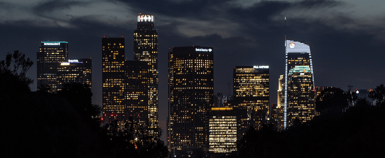 the skyline of los angeles at night